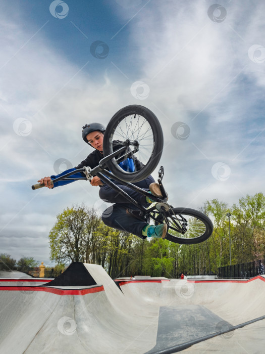 Скачать Велосипедист BMX делает трюк на столешнице в рамп-парке фотосток Ozero