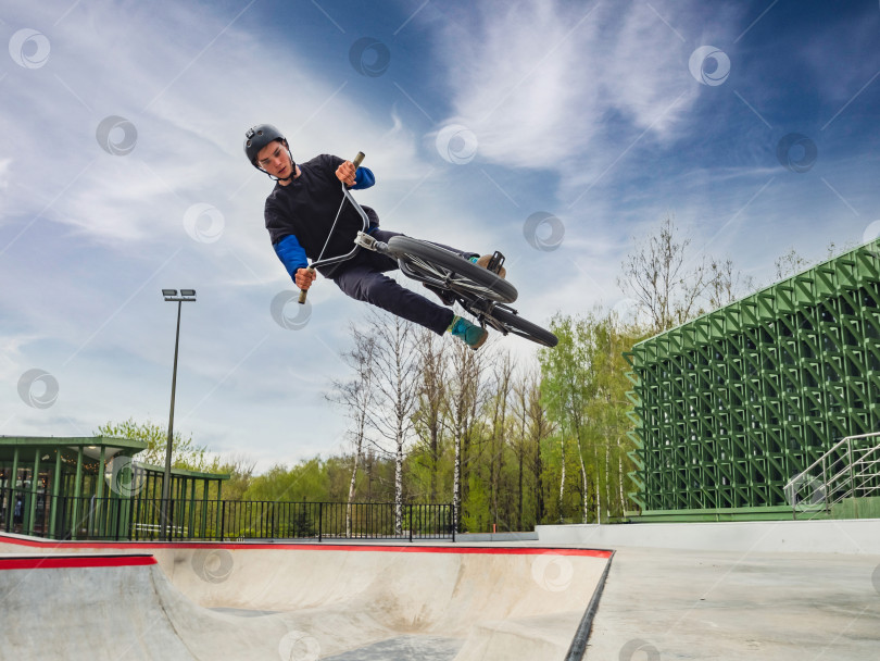 Скачать Велосипедист BMX совершает трюковой прыжок в четверть фотосток Ozero