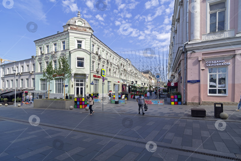 Скачать Старый многоквартирный дом в центре Москвы. фотосток Ozero