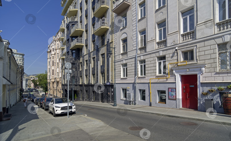 Скачать Старые многоквартирные дома в центре Москвы. фотосток Ozero