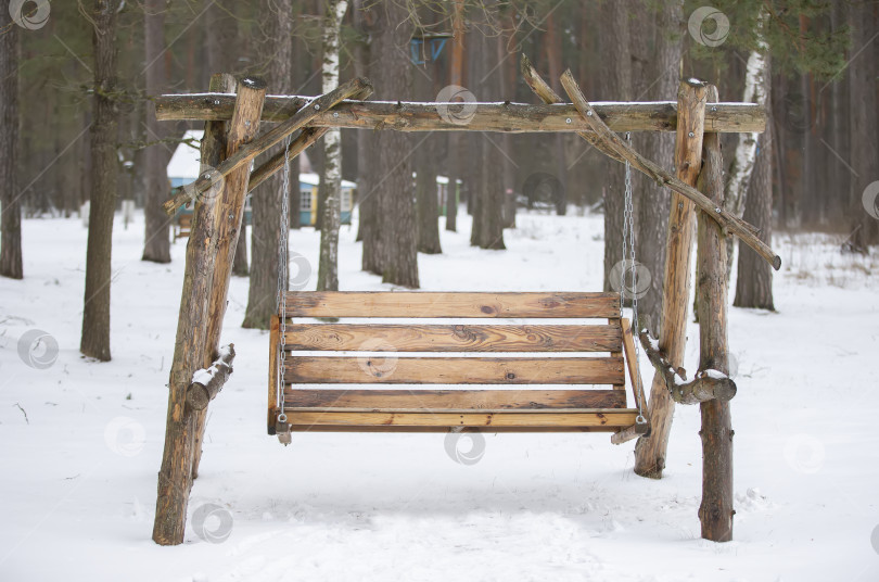 Скачать Самодельные качели из бревен и деревьев. Городские качели-забава из натуральных материалов. фотосток Ozero