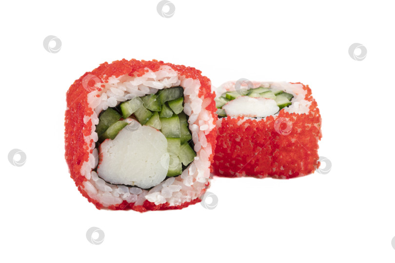 Скачать Суши-роллы с красной искусственной икрой на косточках крупным планом на белом фоне. фотосток Ozero