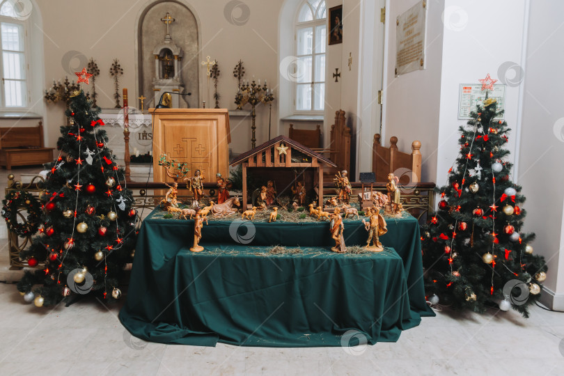 Скачать Рождественский вертеп с украшениями в церкви. фотосток Ozero