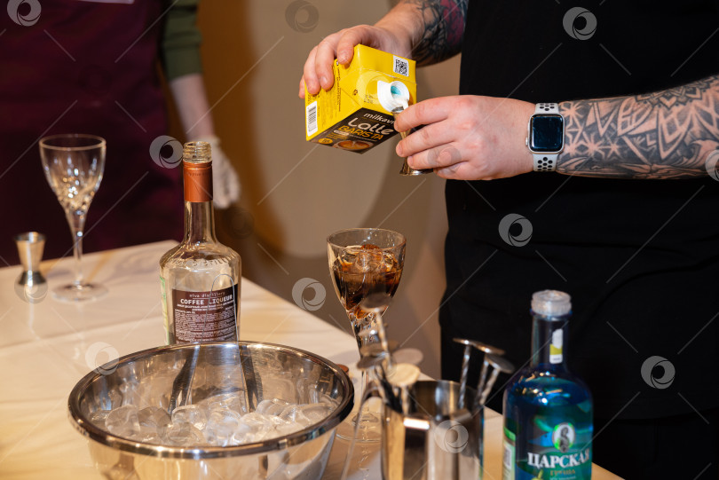 Скачать Бармен готовит коктейль с кофейным ликером и сливками.  фотосток Ozero