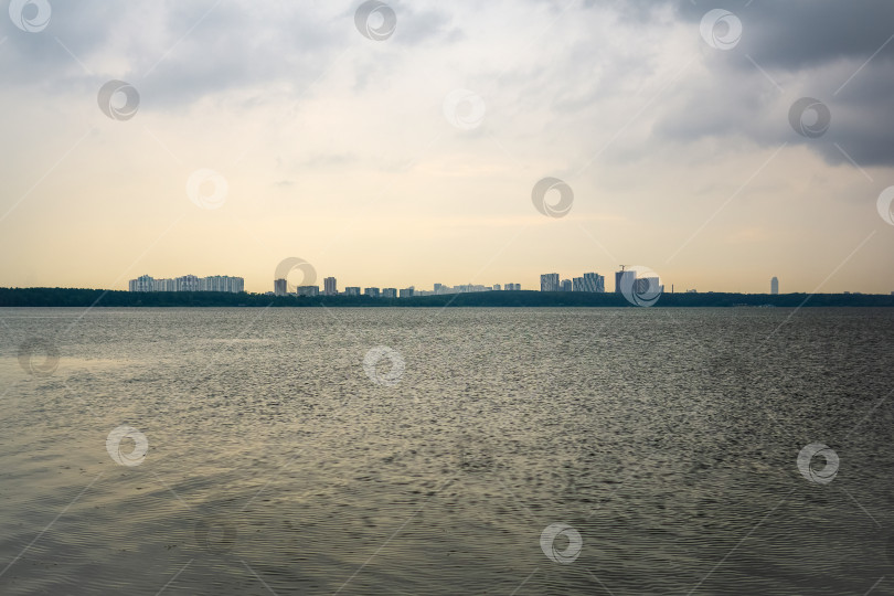 Скачать Впечатляющее небо над озером на фоне городского пейзажа фотосток Ozero
