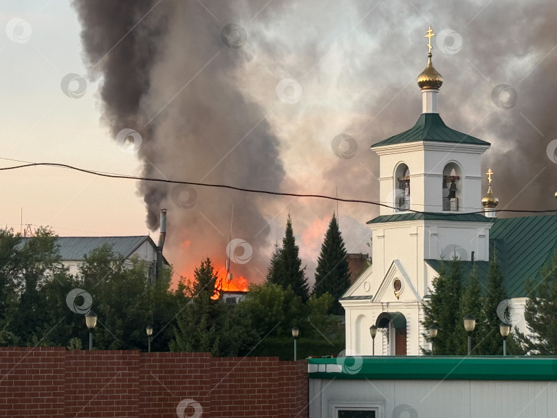 Скачать Усть-Каменогорск, Восточный Казахстан, 07.08.2025: пожар в следственном изоляторе, расположенном за православной церковью Святого Андрея Первозванного фотосток Ozero