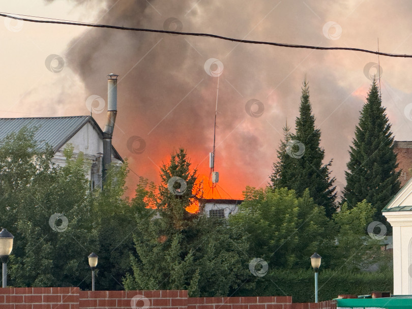 Скачать Усть-Каменогорск, Восточный Казахстан, 07.08.2025: пожар в следственном изоляторе, расположенном за православной церковью Святого Андрея фотосток Ozero