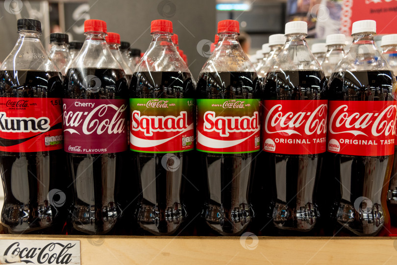 Скачать Бар, Черногория, 17 мая 2025 года, пластиковые бутылки из-под Coca-Cola в магазине фотосток Ozero