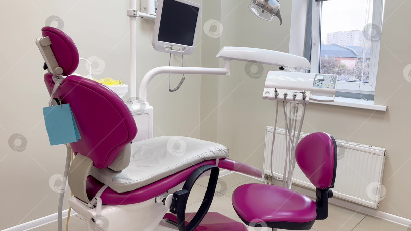 Скачать Пустой кабинет стоматолога. Интерьер современной стоматологической клиники с креслом стоматолога и инструментами для ухода за полостью рта и гигиены. видео фотосток Ozero