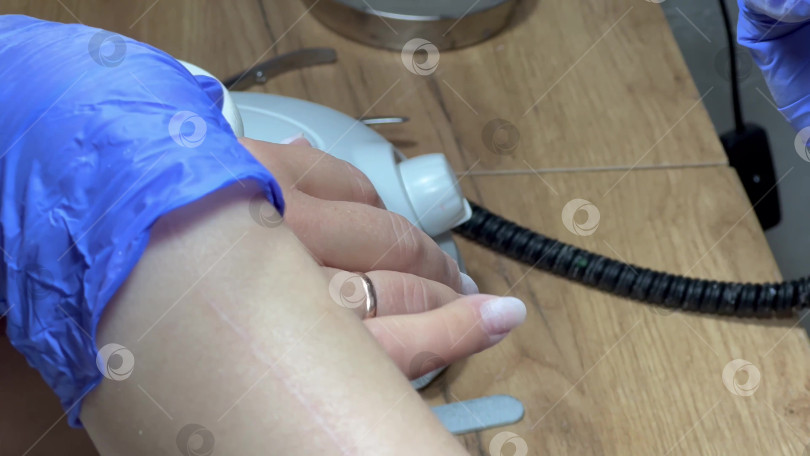 Скачать Уход за кутикулой. Косметолог подстригает кутикулу клиентки. Маникюрный салон. видео фотосток Ozero