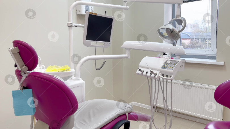 Скачать Пустой кабинет стоматолога. Интерьер современной стоматологической клиники с креслом стоматолога и инструментами для ухода за полостью рта и гигиены. видео фотосток Ozero