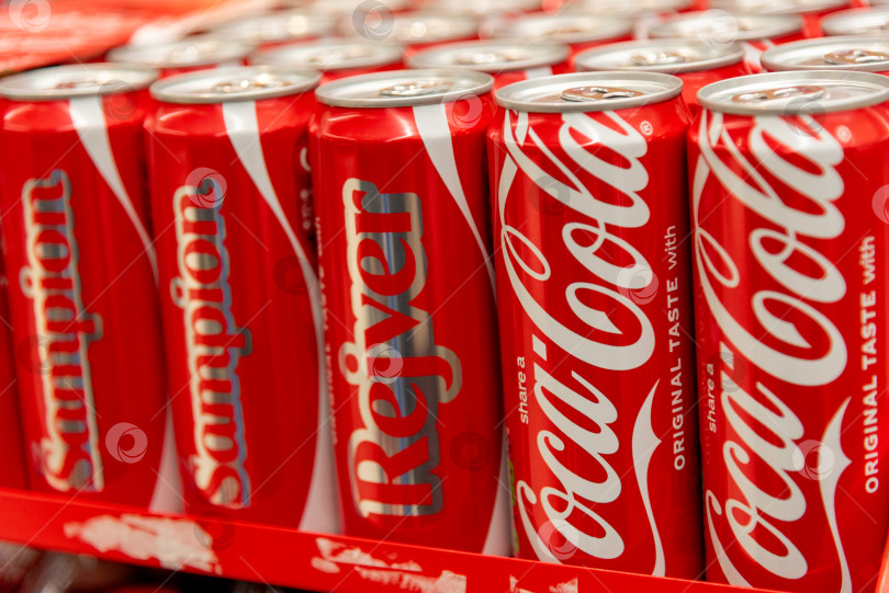 Скачать Бар, Черногория, 17 мая 2025 года, консервные банки из-под Coca-Cola в магазине фотосток Ozero