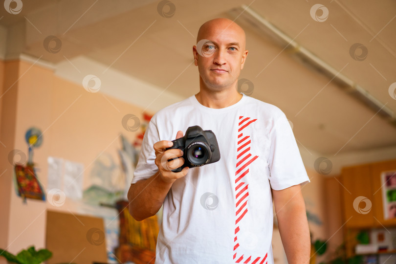 Скачать мужчина с фотоаппаратом, профессиональный фотограф фотосток Ozero