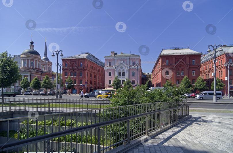 Скачать Православная церковь и старые многоквартирные дома в центре Москвы. фотосток Ozero