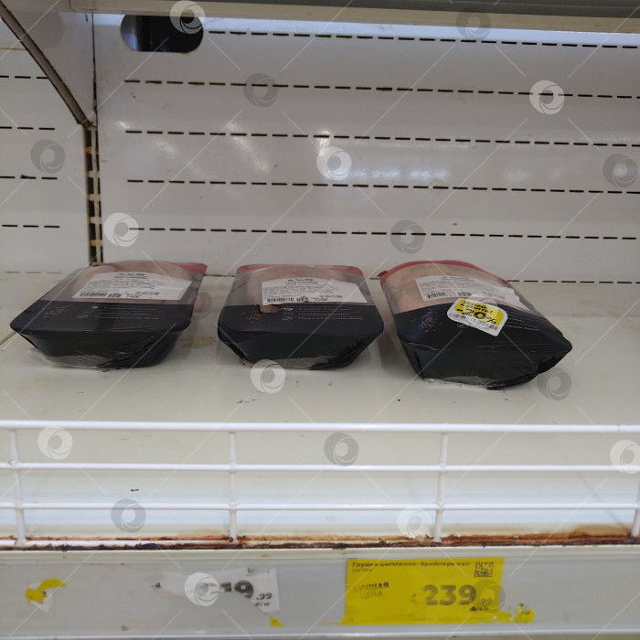 Скачать Отдел куриной грудки в магазине "Магнит". фотосток Ozero