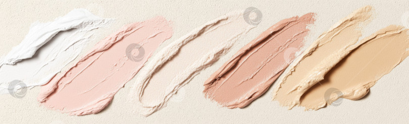 Скачать Жидкие косметические текстуры с нанесенным хайлайтером и тональным кремом фотосток Ozero