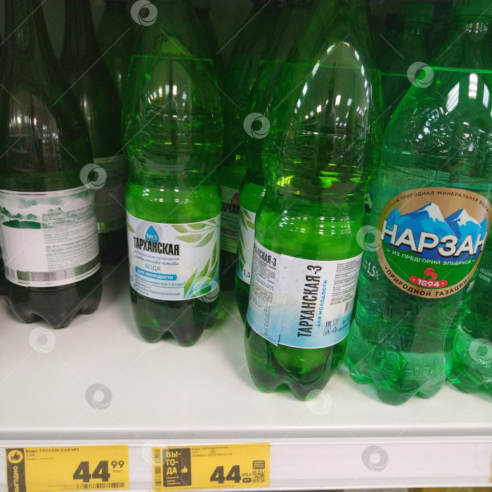 Скачать Отдел минеральной воды в магазине "Пятёрочка". фотосток Ozero