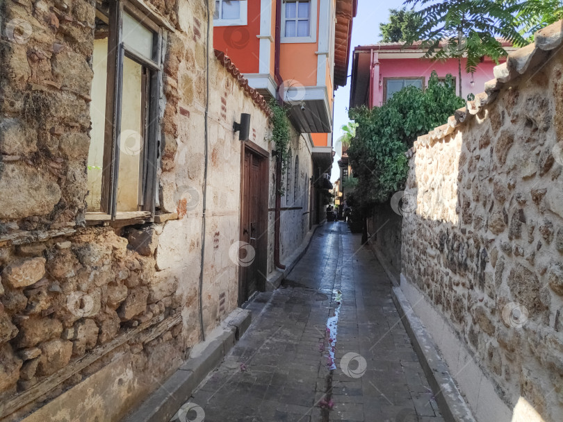 Скачать Узкий переулок с каменной стеной с одной стороны фотосток Ozero