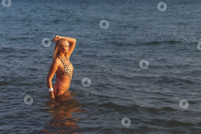 Скачать Женщина в бикини купается в океане фотосток Ozero