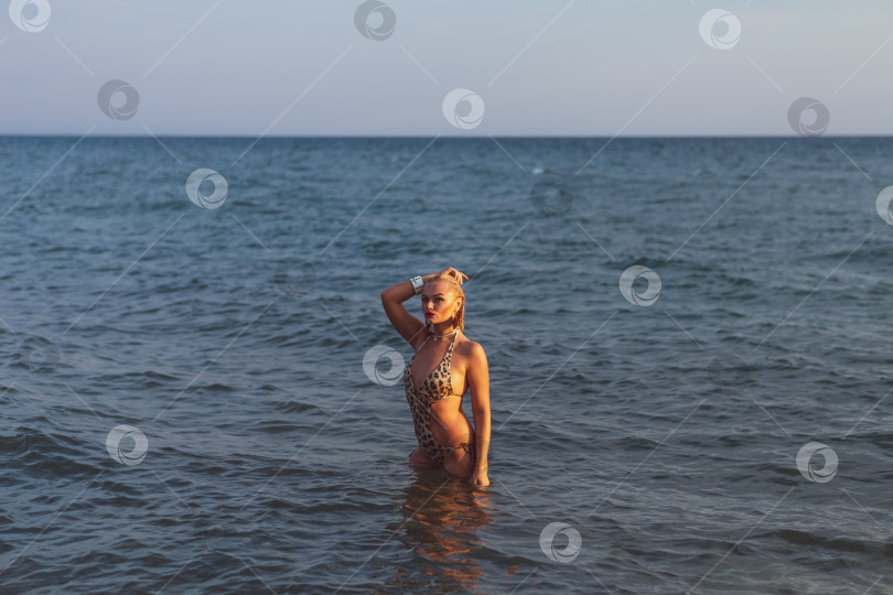 Скачать Женщина в бикини стоит в океане фотосток Ozero