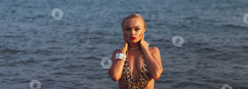 Скачать Женщина в бикини стоит в океане фотосток Ozero
