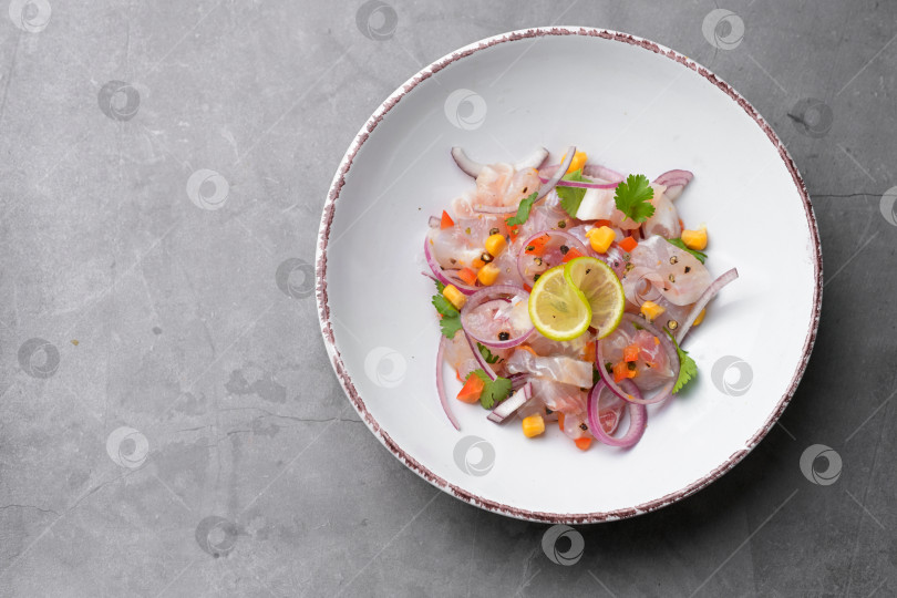 Скачать Тарелка со свежим севиче, украшенная лаймом и кукурузой, с местом для текста фотосток Ozero