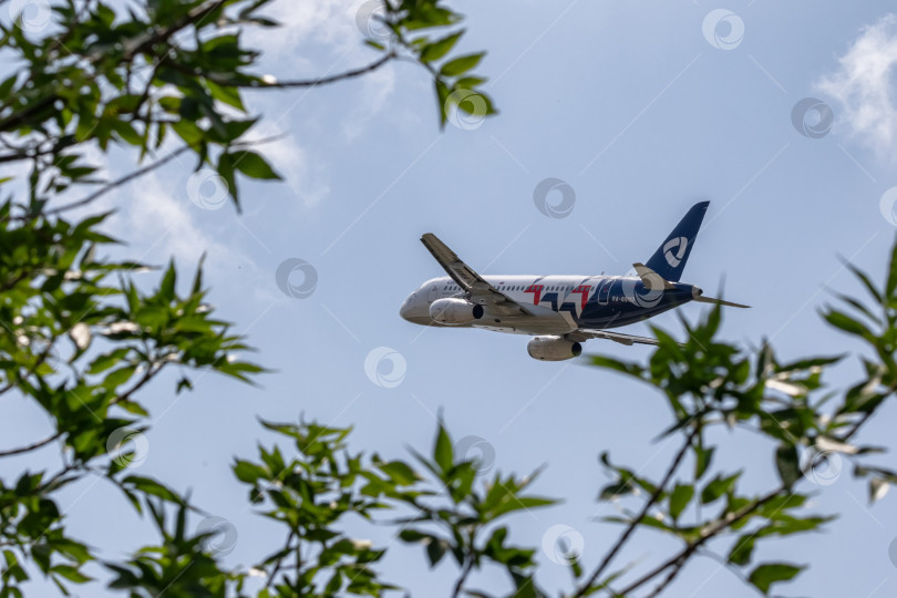 Скачать Взлет самолета Sukhoi SuperJet 100-95LR авиакомпании "Северсталь" с бортовым номером RA-89117 фотосток Ozero
