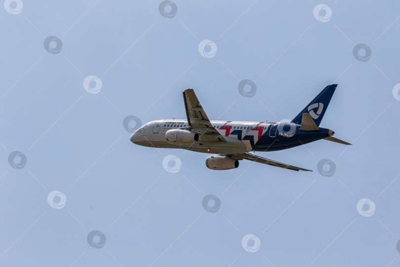 Скачать Взлет самолета Sukhoi SuperJet 100-95LR авиакомпании "Северсталь" с бортовым номером RA-89117 фотосток Ozero