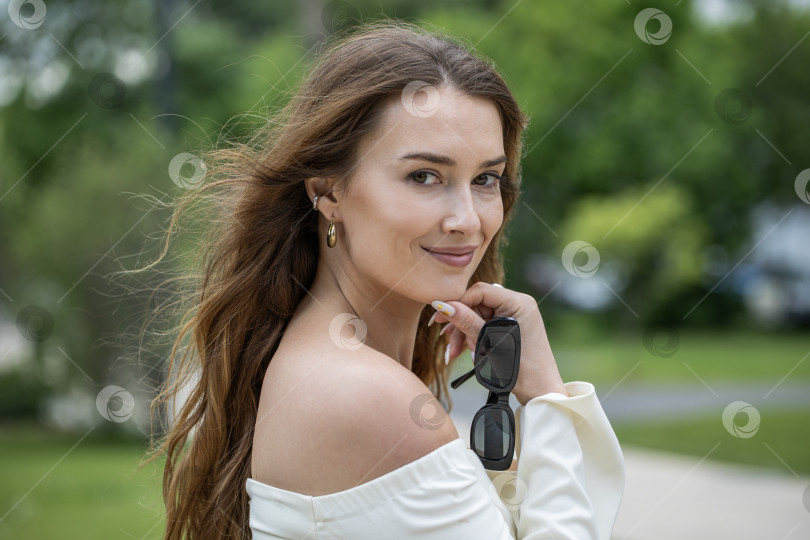 Скачать Молодая красивая модель в белом коротком платье с длинными рукавами фотосток Ozero