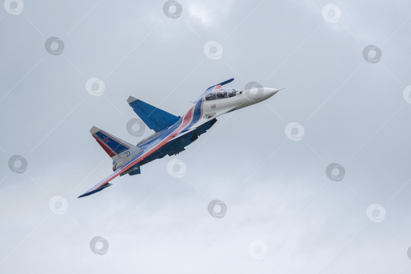 Скачать Су-35 в небе над Барнаулом фотосток Ozero