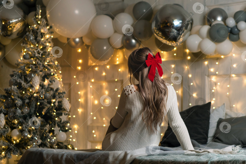 Скачать Девушка рождество в помещении фотосток Ozero