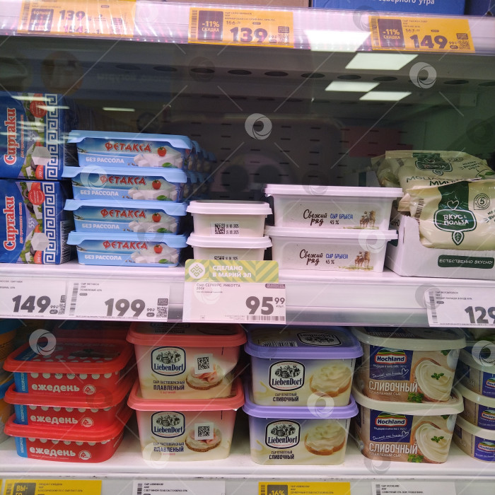 Скачать Отдел творожного сыра в магазине "Пятёрочка". фотосток Ozero
