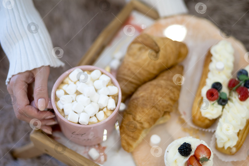 Скачать Круассаны, пирожные и кофе с зефиром на столе фотосток Ozero