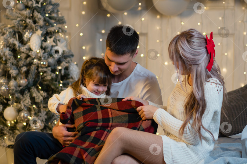 Скачать Рождественское семейное времяпрепровождение фотосток Ozero