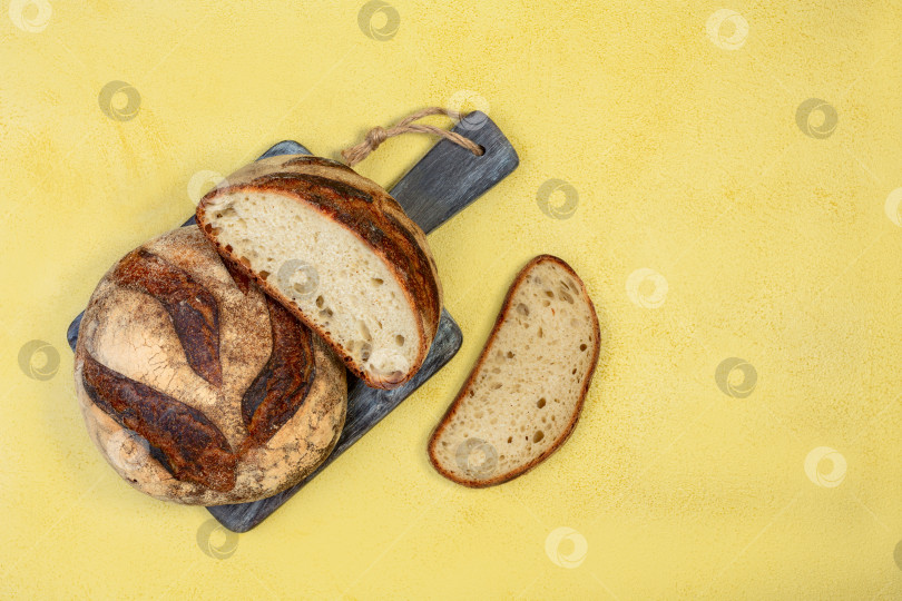 Скачать Свежеиспеченный пшеничный хлеб на закваске. фотосток Ozero