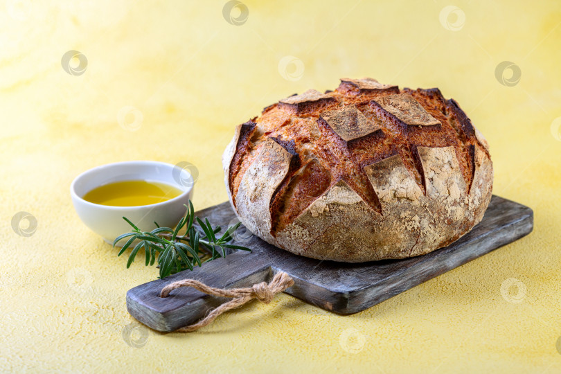 Скачать Свежеиспеченный хлеб ручной работы и оливковое масло. фотосток Ozero