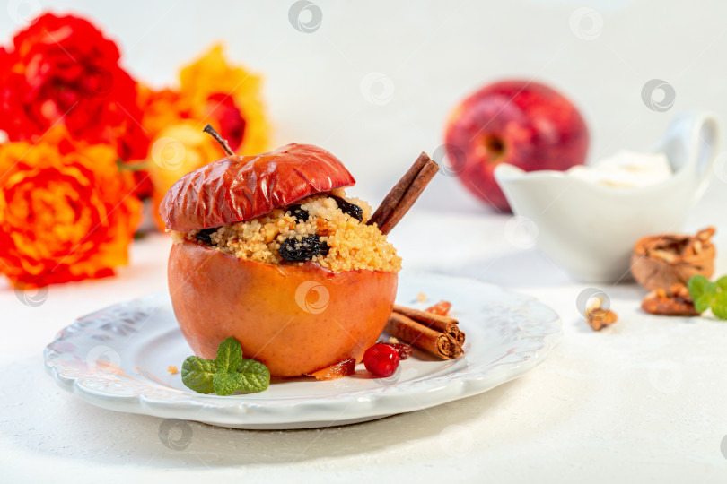 Скачать Запеченное пряное яблоко с кускусом и сушеными ягодами. фотосток Ozero