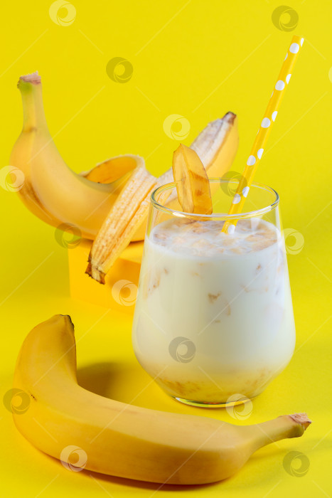 Скачать Полезный банановый напиток с овсяным молоком. фотосток Ozero