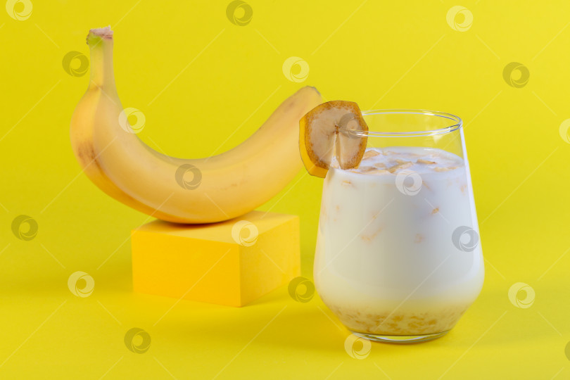Скачать Банановый напиток с овсяным молоком. фотосток Ozero
