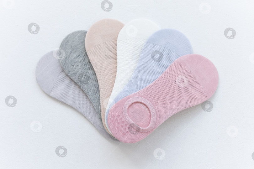 Скачать Короткие летние носки пастельных тонов на белом фоне фотосток Ozero