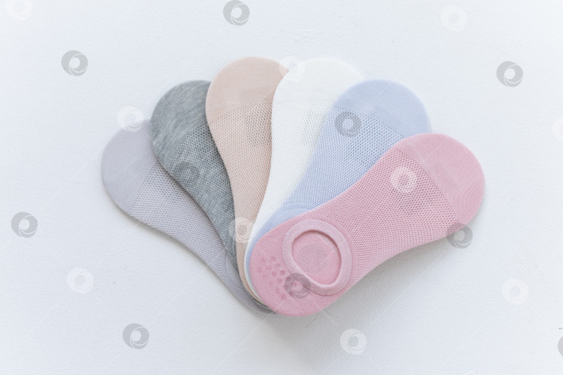 Скачать Короткие летние носки пастельных тонов на белом фоне фотосток Ozero