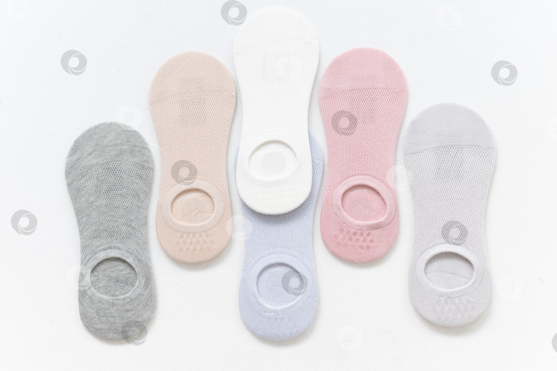 Скачать Короткие летние носки пастельных тонов на белом фоне фотосток Ozero