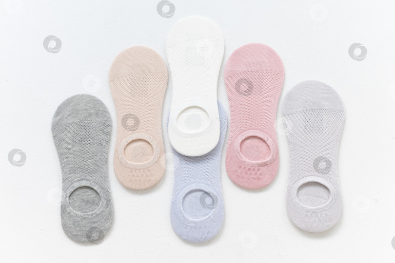 Скачать Короткие летние носки пастельных тонов на белом фоне фотосток Ozero