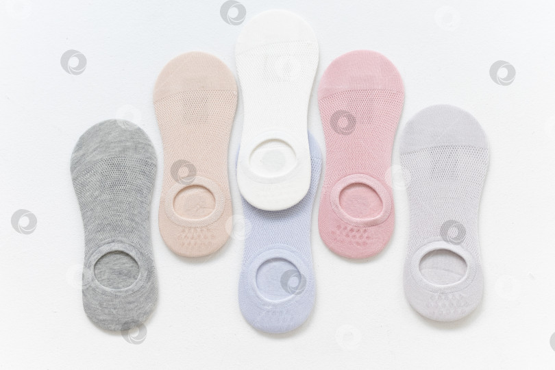 Скачать Короткие летние носки пастельных тонов на белом фоне фотосток Ozero