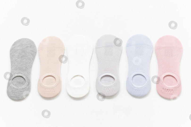 Скачать Короткие летние носки пастельных тонов на белом фоне фотосток Ozero