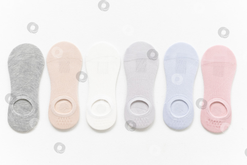 Скачать Короткие летние носки пастельных тонов на белом фоне фотосток Ozero