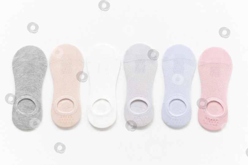 Скачать Короткие летние носки пастельных тонов на белом фоне фотосток Ozero