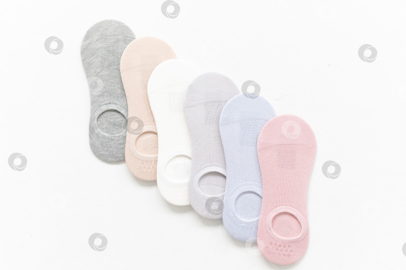 Скачать Короткие летние носки пастельных тонов на белом фоне фотосток Ozero