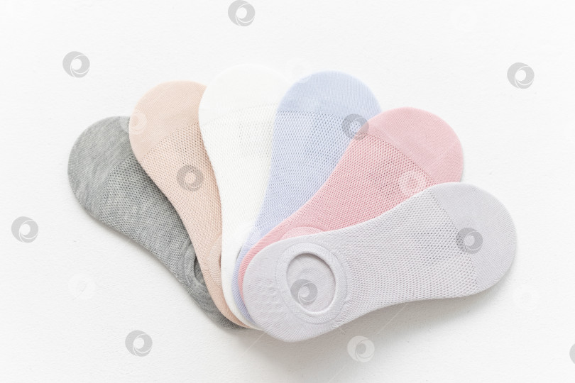 Скачать Короткие летние носки пастельных тонов на белом фоне. вид сверху. расположение веером фотосток Ozero