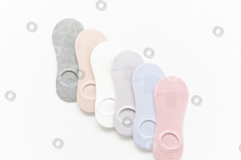 Скачать Короткие летние носки пастельных тонов на белом фоне фотосток Ozero